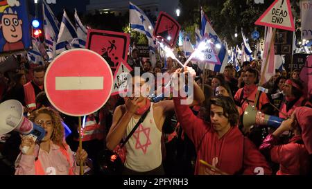 TEL AVIV, ISRAELE - 18 MARZO: I manifestanti antigovernative partecipano a una manifestazione per la 11th settimana consecutiva contro il piano di sistema giudiziario del governo di estrema destra israeliano che mira a indebolire la Corte Suprema del paese il 18 marzo 2023 a Tel Aviv, Israele. Credit: Eddie Gerald/Alamy Live News Foto Stock