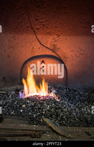 Il fuoco di fucina a Combe Mill, Oxfordshire. Foto Stock