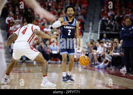 Madison, WISCONSIN, Stati Uniti. 19th Mar, 2023. La guardia dei Liberty Flames Darius McGhee (2) dirige il gioco durante la partita NCAA di basket NIT Second Round tra i Liberty Flames e i tassi del Wisconsin al Kohl Center di Madison, WISCONSIN. Darren Lee/CSM/Alamy Live News Foto Stock