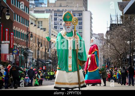 Montreal, Quebec Canada - 19 Marzo 2023 : Montreal's 2023 St La parata di Patrick's Day si svolge su Saint-Catherine Street. Foto Stock