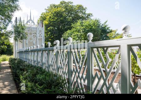 La Rose Walk di Pablo Bronstein. Al parco sculture all'aperto Jupiter Artland vicino Edimburgo. Foto Stock