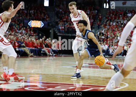 Madison, WISCONSIN, Stati Uniti. 19th Mar, 2023. La guardia dei Liberty Flames Darius McGhee (2) entra in corsia durante la partita NCAA di pallacanestro NIT Second Round tra i Liberty Flames e i tassi del Wisconsin al Kohl Center di Madison, WISCONSIN. Darren Lee/CSM/Alamy Live News Foto Stock