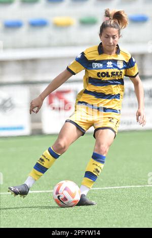 Erika Santoro di Parma Calcio in azione Erika Santoro di Parma Calcio in azione durante la Serie delle Donne Un incontro tra Pomigliano Calcio e Parma allo Stadio Comunale Palma Campania Foto Stock