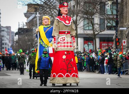 Montreal, Quebec Canada - 19 Marzo 2023 : Montreal's 2023 St La parata di Patrick's Day si svolge su Saint-Catherine Street. Foto Stock