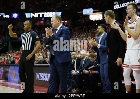 Madison, WISCONSIN, Stati Uniti. 19th Mar, 2023. Greg Gard, allenatore capo dei tassi del Wisconsin, batte durante la partita NCAA di pallacanestro NIT Second Round tra i Liberty Flames e i tassi del Wisconsin al Kohl Center di Madison, WISCONSIN. Darren Lee/CSM/Alamy Live News Foto Stock