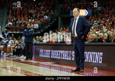 Madison, WISCONSIN, Stati Uniti. 19th Mar, 2023. Greg Gard, allenatore capo dei tassi del Wisconsin, durante la partita NCAA di pallacanestro NIT Second Round tra i Liberty Flames e i tassi del Wisconsin al Kohl Center di Madison, WISCONSIN. Darren Lee/CSM/Alamy Live News Foto Stock