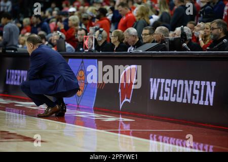 Madison, WISCONSIN, Stati Uniti. 19th Mar, 2023. Greg Gard, allenatore capo dei tassi del Wisconsin, durante la partita NCAA di pallacanestro NIT Second Round tra i Liberty Flames e i tassi del Wisconsin al Kohl Center di Madison, WISCONSIN. Darren Lee/CSM/Alamy Live News Foto Stock