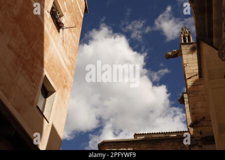 Angoli delle stradine della città medievale di Castilla y la Mancha, terra del Don Chisciotte di Cervantes. Foto Stock