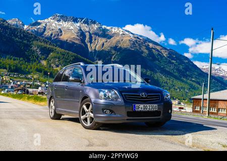 SVIZZERA, DAVOS - mai 2017: Toyota Avensis T25 sulle Alpi, Samedan, Maloja, Graubuenden Svizzera. Foto Stock