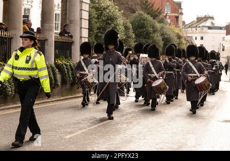 Windsor, Berkshire, Inghilterra, Regno Unito. 2023. Corpo dei tamburi, 1st Guardie gallesi battaglione guidate da un poliziotto che marciano davanti alla Guidhall a Windsor, Regno Unito. Foto Stock