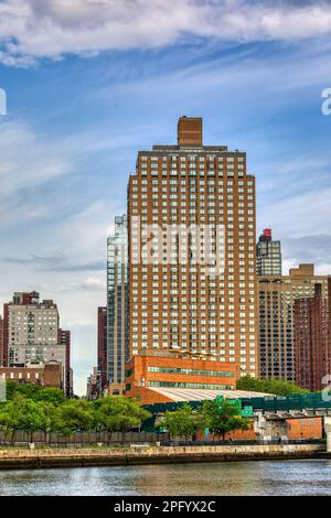 Il Barclay è una torre residenziale in mattoni nella sezione Yorkville di Manhattan. La facciata che si affaccia sul fiume è accentuata da tre linee di finestre a bovindo. Foto Stock