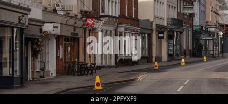 Windsor, Inghilterra, Regno Unito. 2023. Strada vuota senza coni di parcheggio visto prima che si svolga una parata militare. Foto Stock