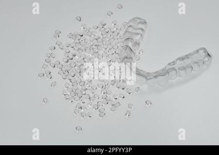 staffa di fissaggio per uso medico realizzata in plastica trasparente con granulato di plastica in resina Foto Stock