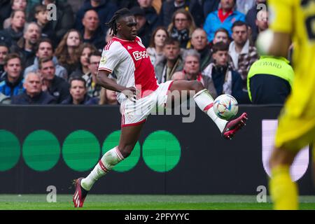 19-03-2023: Sport: AJAX contro Feyenoord AMSTERDAM, PAESI BASSI - Marzo 19: Calvin Bassey (Ajax) durante la partita Eredivie AFC Ajax e Feyenoord Rotter Foto Stock