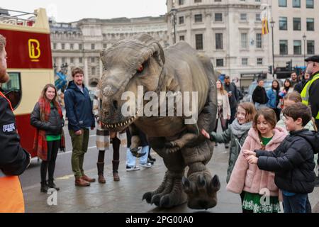 Londra, Regno Unito. 18 Feb 2023. L'invasione dei dinosauri in Trafalgar Square per promuovere Jurassic Live è uno spettacolo del West End presso l'Adelphi Theatre. © Waldemar Sikora Foto Stock