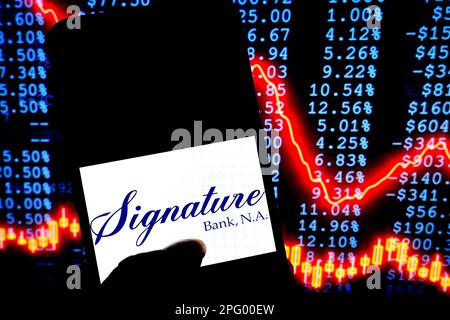 India. 19th Mar, 2023. In questa immagine, sullo smartphone viene visualizzato un logo Signature Bank. (Credit Image: © Avishek Das/SOPA Images via ZUMA Press Wire) SOLO PER USO EDITORIALE! Non per USO commerciale! Foto Stock
