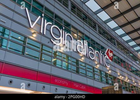 AEROPORTO DI HEATHROW, LONDRA, 9th MARZO 2023: Cartello illuminato Virgin Atlantic sopra il check-in all'aeroporto di Heathrow Foto Stock