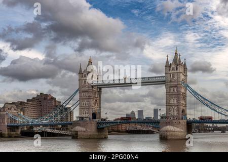 L'iconico Tower Bridge, riconosciuto in tutto il mondo, è un edificio classificato di primo livello e attraversa il Tamigi vicino alla Torre di Londra e alla città Foto Stock