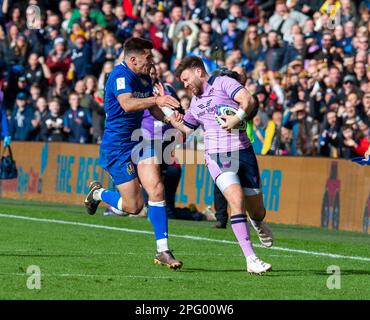 18 marzo, 2023. Guinness sei nazioni 2023. Ali Price of Scotland è affrontata da Pierre Bruno d'Italia durante la Scotland contro Italia, BT Murrayfield, Edimburgo. Credit: Ian Rutherford/Alamy Live News Foto Stock