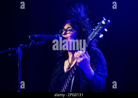 Copenaghen, Danimarca. 17th, febbraio 2023. Il duo di musica americana The Handsome Family si esibisce in un concerto dal vivo all'Hotel Cecil di Copenhagen. Qui il cantante e musicista Rennie Sparks è visto dal vivo sul palco. (Photo credit: Gonzales Photo - Dejan Obretkovic). Foto Stock