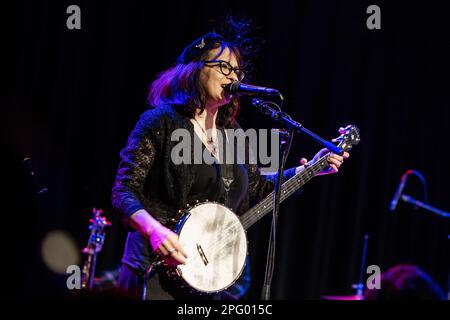 Copenaghen, Danimarca. 17th, febbraio 2023. Il duo di musica americana The Handsome Family si esibisce in un concerto dal vivo all'Hotel Cecil di Copenhagen. Qui il cantante e musicista Rennie Sparks è visto dal vivo sul palco. (Photo credit: Gonzales Photo - Dejan Obretkovic). Foto Stock