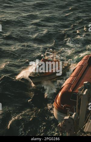 Rimorchiatore che guida la nostra nave verso il mare. Foto Stock