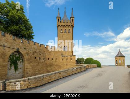 Hohenzollern Castello ingresso, strada per la cima di montagna nelle vicinanze di Stoccarda, Germania. Questo castello è famoso monumento tedesco, punto di riferimento di Baden-Wurttember Foto Stock