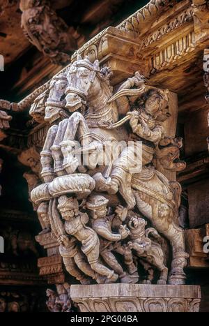 Cavalieri, soldati che uccidono la tigre. Sculture in legno del 17th ° secolo nel carro del tempio di Meenakashi Sundareswarer a Madurai, Tamil Nadu, India del Sud Foto Stock