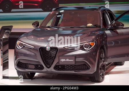 Toronto, Canada - 02 25 2023: Il SUV premium grigio Alfa Romeo Stelvio visualizzato su 2023 Canadian International AutoShow. Alfa Romeo Automobiles S.p.A. è Foto Stock