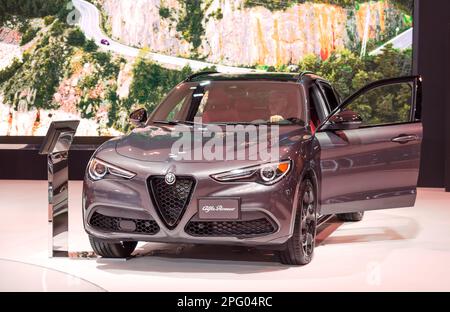 Toronto, Canada - 02 25 2023: Il SUV premium grigio Alfa Romeo Stelvio visualizzato su 2023 Canadian International AutoShow. Alfa Romeo Automobiles S.p.A. è Foto Stock