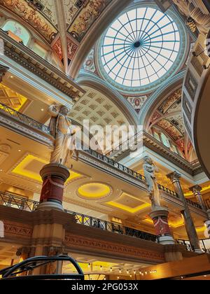 Las Vegas, Nevada - 13 marzo 2023 - le scale mobili a spirale sono solo l'inizio del Forum Luxury Mall all'interno del Caesar's Palace sulla Strip di Las Vegas Foto Stock