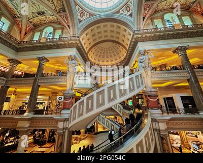 Las Vegas, Nevada - 13 marzo 2023 - le scale mobili a spirale sono solo l'inizio del Forum Luxury Mall all'interno del Caesar's Palace sulla Strip di Las Vegas Foto Stock