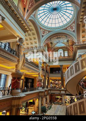 Las Vegas, Nevada - 13 marzo 2023 - le scale mobili a spirale sono solo l'inizio del Forum Luxury Mall all'interno del Caesar's Palace sulla Strip di Las Vegas Foto Stock