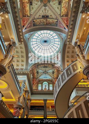 Las Vegas, Nevada - 13 marzo 2023 - le scale mobili a spirale sono solo l'inizio del Forum Luxury Mall all'interno del Caesar's Palace sulla Strip di Las Vegas Foto Stock