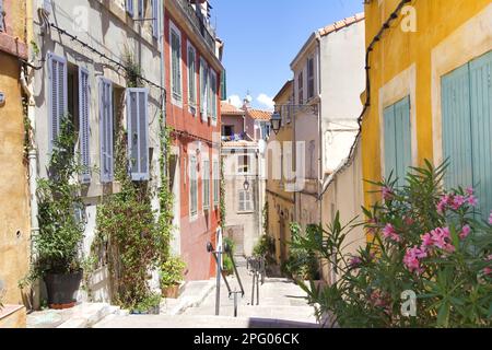 Pittoresca strada nel centro di Marsiglia con case colorate in zona residenziale Foto Stock