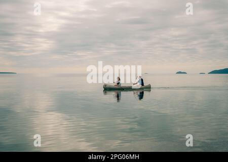 Parco Provinciale di Batchawana Bay. Una spiaggia vicino Sault Sainte Marie, durante la caduta. Foto di alta qualità Foto Stock