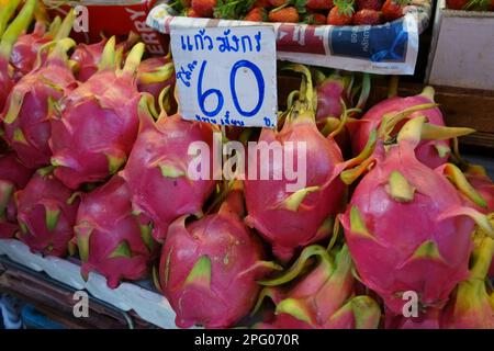 pitaya rossa (Hylocereus undatus) 'frutti del drago', bancarella di frutta al mercato alimentare, Bangkok, Thailandia Foto Stock