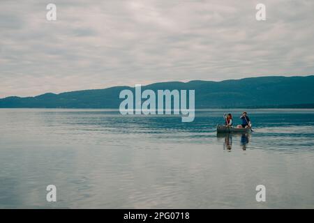 Parco Provinciale di Batchawana Bay. Una spiaggia vicino Sault Sainte Marie, durante la caduta. Foto di alta qualità Foto Stock