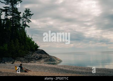 Parco Provinciale di Batchawana Bay. Una spiaggia vicino Sault Sainte Marie, durante la caduta. Foto di alta qualità Foto Stock