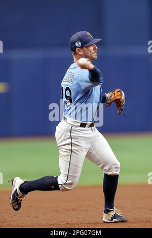 19 marzo 2023, St Petersburg, FL USA; Tampa Bay irradia i campi del terzo basseman Gavin Collins (79) e getta alla prima base per l'uscita durante uno sprri MLB Foto Stock