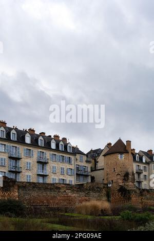 LE MANS, FRANCIA - 8th MARZO 2023: Le mura romane a le Mans Foto Stock