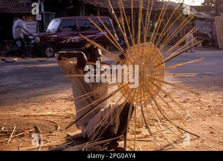 Un uomo tessendo bambù strisce cestini a Lawley Road a Coimbatore, Tamil Nadu, India, Asia Foto Stock