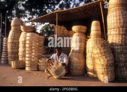 Un uomo tessendo bambù strisce cestini a Lawley Road a Coimbatore, Tamil Nadu, India, Asia Foto Stock