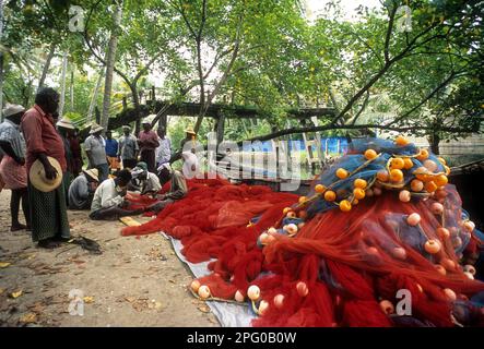 Preparazione delle reti per la pesca da parte dei pescatori di Kodungallur, Kerala, India, Asia Foto Stock