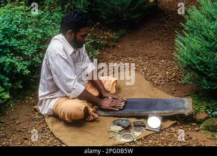 Un artigiano che fa Aranmula kannadi specchio di metallo a Aranmula, Kerala, India del Sud, India, Asia Foto Stock