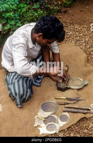 Un artigiano che fa Aranmula kannadi specchio di metallo a Aranmula, Kerala, India del Sud, India, Asia Foto Stock