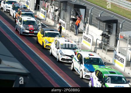 Clio Cup auto da corsa in pit lane, Europa, pista, circuito Zandvoort, provincia Nord Olanda, Paesi Bassi Foto Stock