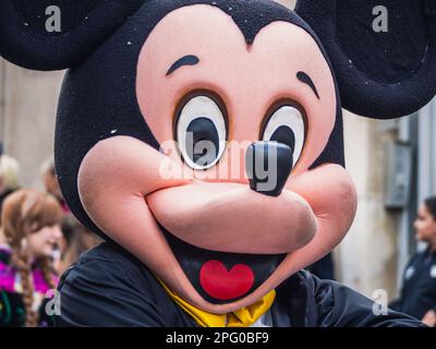 Loriol sur Drome, Francia - 19 marzo 2023: «Fete des Bouviers». Festa del Pastore nel sud della Francia a Loriol sur Drome. Corso Francia. Foto Stock