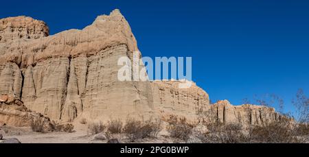 Scogliere di arenaria Red Rock nel deserto meridionale della California - Red Rock Canyon Park Foto Stock