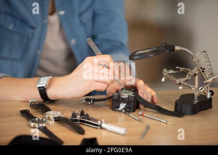 orologiaio che ripara un vecchio orologio da tasca Foto Stock